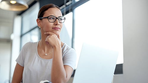 businesswoman-glasses-laptop-500x282